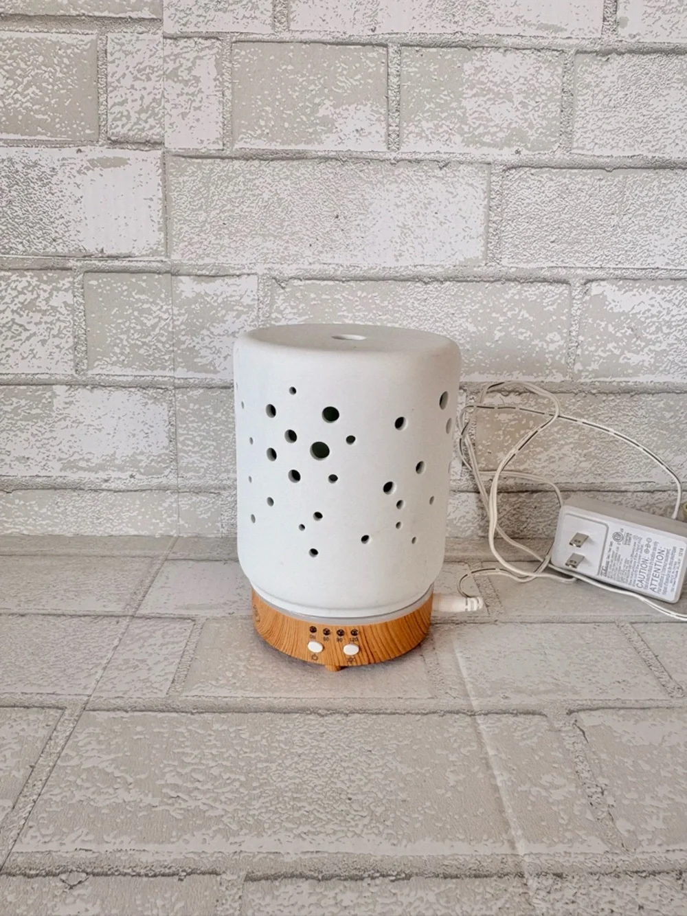 Serene House Ceramic Diffuser White Starlight Design Wood Base NEW 90MM